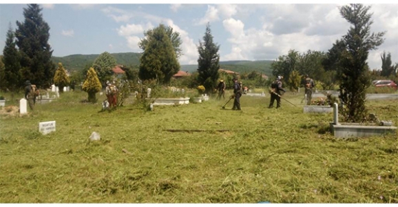Mezarlıklara Bakım Yapılıyor