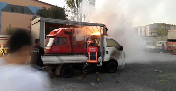 PARK HALİNDE Kİ KAMYONET YANDI