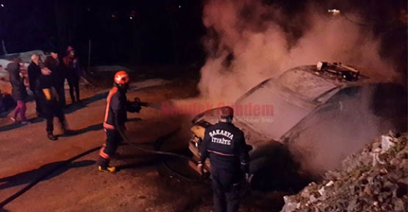 PARK HALİNDE YANAN ARAÇ HURDAYA DÖNDÜ