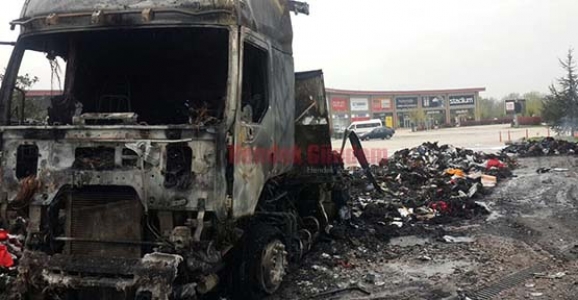 PARK HALİNDEKİ TIR TAMAMEN YANDI