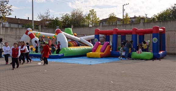 PARKLAR, ÇOCUKLARIN AYAĞINA GİDİYOR