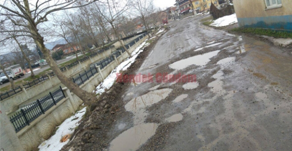 PATATES TARLASINA DÖNEN YOL BAKIM BEKLİYOR