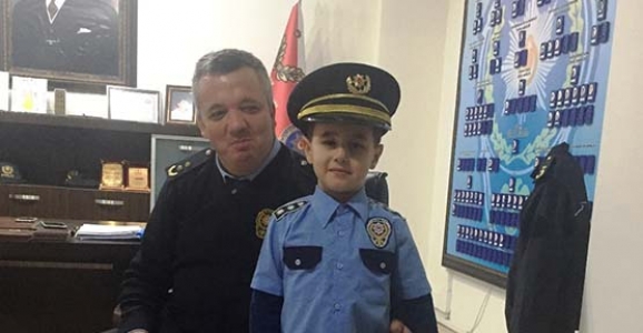 PIRILTILI MİNİKLER POLİSİN YANINDA