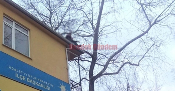 POLİS İKNA ETTİ ÇATIDAN İNDİ