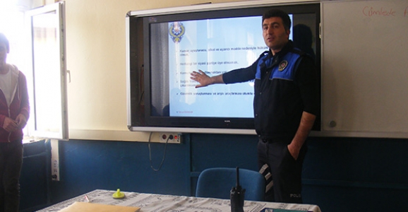 POLİS KARİYER GÜNLERİNE KATILDI