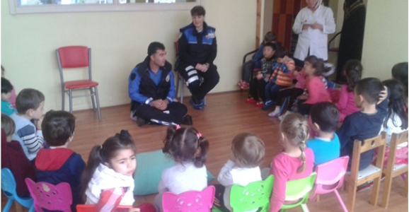 POLİSTEN ÇOCUKLARA ZİYARET