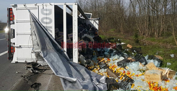 PORTAKAL YÜKLÜ KAMYON DEVRİLDİ 2 YARALI