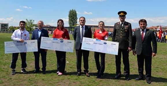 PÜSKÜLLÜ BAŞARIYI ÖDÜLLENDİRDİ