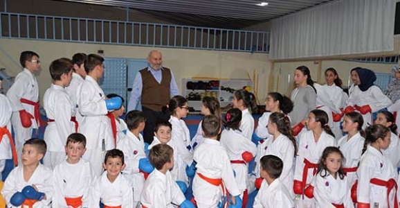 PÜSKÜLLÜ KARATE KULÜBÜNÜ ZİYARET ETTİ