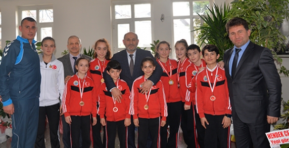 PÜSKÜLLÜ, KARATECİLERİ ÖDÜLLENDİRDİ