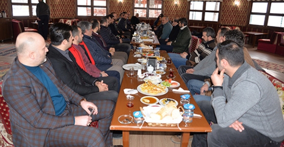 PÜSKÜLLÜ, MÜTAHİTLERLERLE BİRARAYA GELDİ