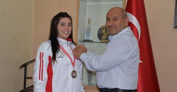 PÜSKÜLLÜ, ÖDÜLLENDİRDİ