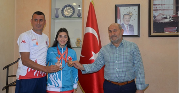 PÜSKÜLLÜ ŞAMPİYON KARATECİYİ ÖDÜLLENDİRDİ