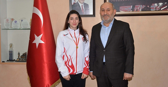 PÜSKÜLLÜ ŞAMPİYONU ALTINLA ÖDÜLLENDİRDİ