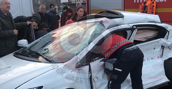 Rasim Paşa Işıklı Kavşağında Kaza 1 Ölü 2 Yaralı