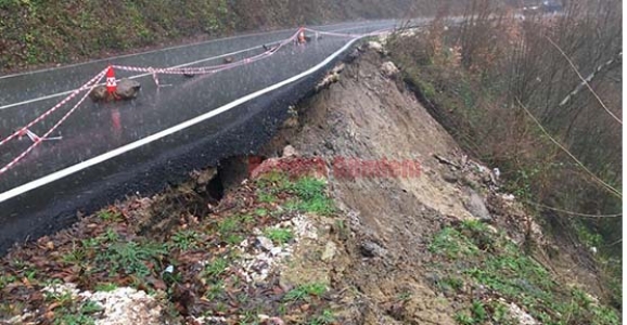 SAĞNAK VE FIRTINA HENDEK’TE ETKİLİ OLDU