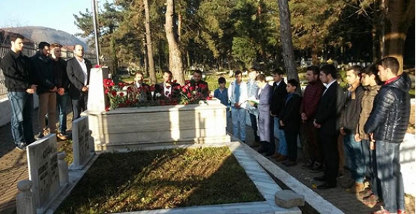 SAKARYA ÜLKÜ OCAKLARI GAFFAR OKKANI MEZARI BAŞINDA  ANDILAR