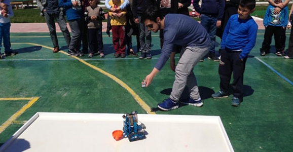 SAKARYA ÜNİVERSİTESİ ÖĞRENCİLERİNDEN ROBOT GÖSTERİSİ