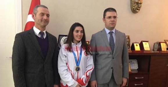 ŞAMPİYON AKYÜZLÜ KAYMAKAM’I ZİYARET ETTİ