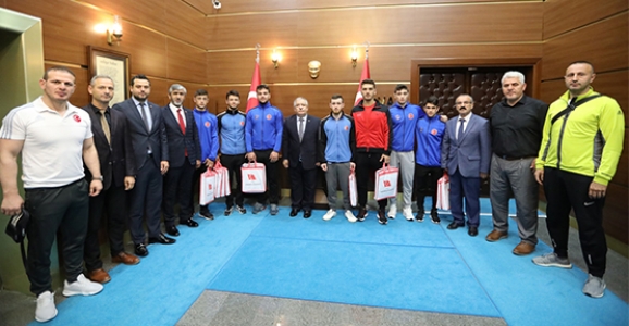 Şampiyon Güreşçilerden Vali Nayir’e Ziyaret