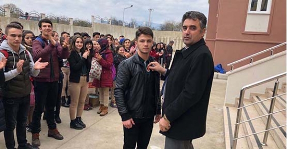 ŞAMPİYON OKULUNDA ALTINLA ÖDÜLLENDİRİLDİ