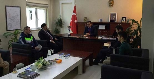 ŞAMPİYON SPORCULAR KAYMAKAM AKBIYIK’I ZİYARET ETTİ