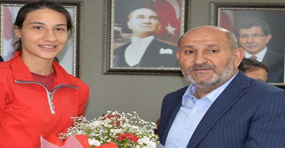 ŞAMPİYON VOLEYBOL TAKIMINDAN ZİYARET