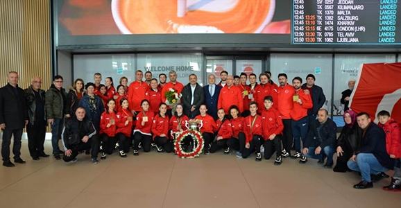 Şampiyona Coşkulu Karşılama 