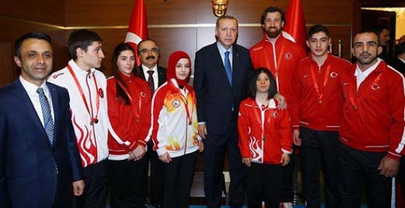 ŞAMPİYONLAR CUMHURBAŞKANI İLE BİR ARAYA GELDİ