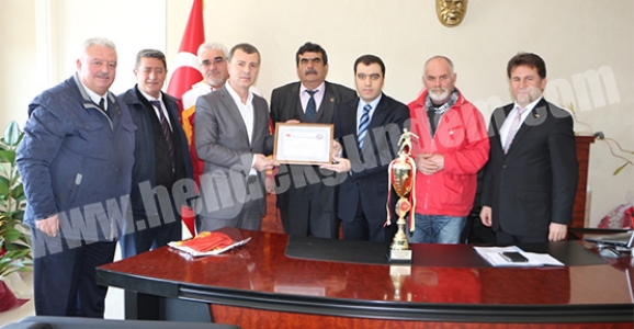 ŞAMPİYONLAR, KAYMAKAM MEHMET YILDIZ’I ZİYARET ETTİ