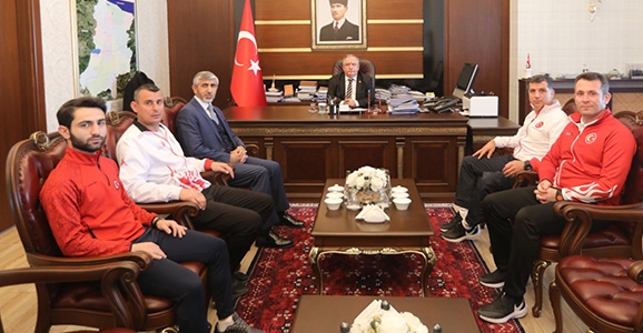 Şampiyonlar Vali Nayir’i Ziyaret Etti