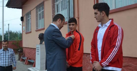 ŞAMPİYONLARA  ALTIN