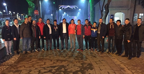 ŞAMPİYONLARA HAVAİ FİŞEKLİ KARŞILAMA