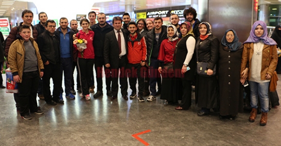 ŞAMPİYONLARA MUHTEŞEM KARŞILAMA