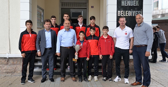 ŞAMPİYONLARDAN PÜSKÜLLÜ’YE ZİYARET