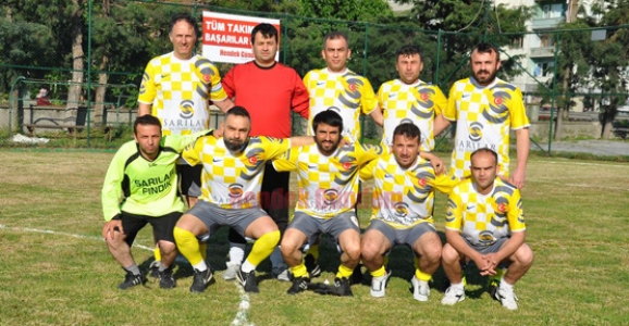 SARILAR TEK FARKLA YARI FİNALE UZANDI