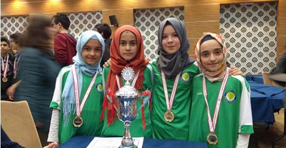 SATRANÇ’TA NAMAĞLUP ŞAMPİYON OLDULAR