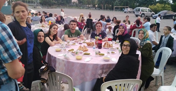 ŞEHİT MAHMUTBEY ORTAOKULU İFTARDA BİR ARAYA GELDİ