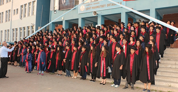ŞEHİT MAHMUTBEY'DE MEZUNİYET COŞKUSU