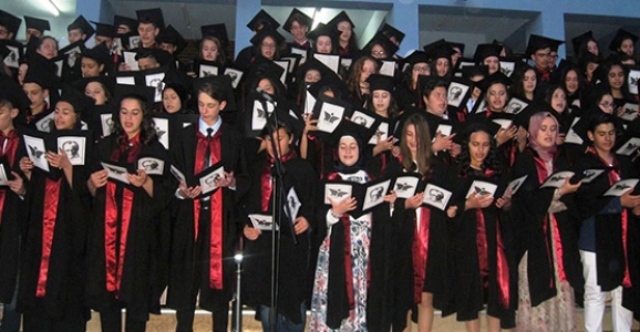 ŞEHİT MAHMUTBEYDE MUHTEŞEM MEZUNİYET TÖRENİ