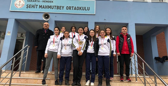 Şehit Mahmutbey'in Yıldızları Şampiyon Oldu