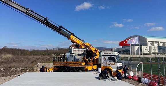 Sentetik Sahanın Tribünü Yapılıyor