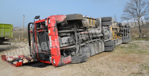 ŞİDDETLİ FIRTINA TIR’I DEVİRDİ