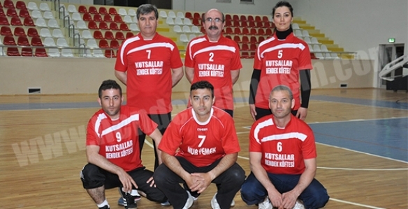 Ş.MAHMUTBEY SET VERMEDEN FİNALDE