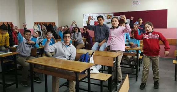 SU GÜNÜNDE ÖĞRENCİLERE SU DAĞITILDI