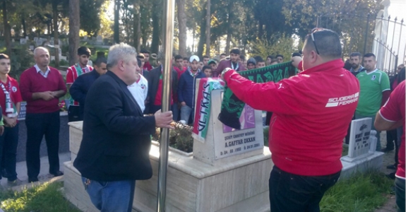  TARAFTARLAR GAFFAR OKAN’I  MEZARINDA ZİYARET ETTİ