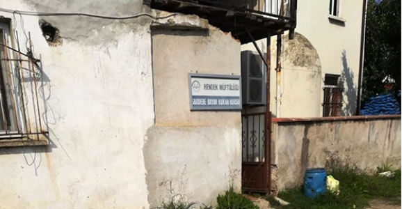 Tarihi Bina Dökülüyor