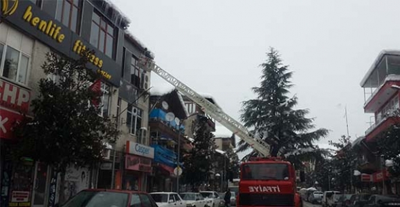 TEHLİKE ARZ EDEN SAÇAK KENARLARI TEMİZLENDİ