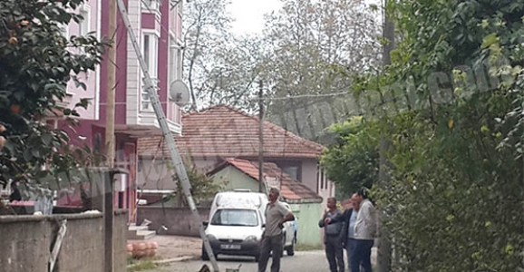 TEHLİKE SAÇAN TELEFON DİREĞİ DEĞİŞTİRİLDİ