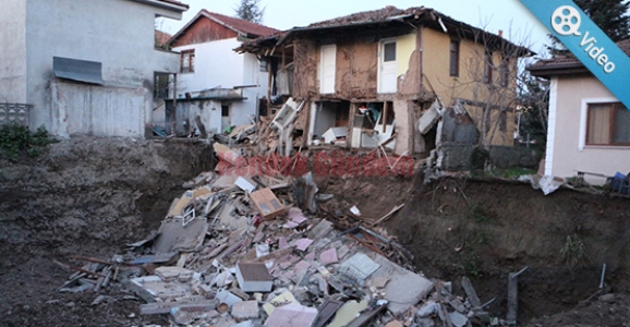 TEMEL KAZILIRKEN BİNA ÇÖKTÜ